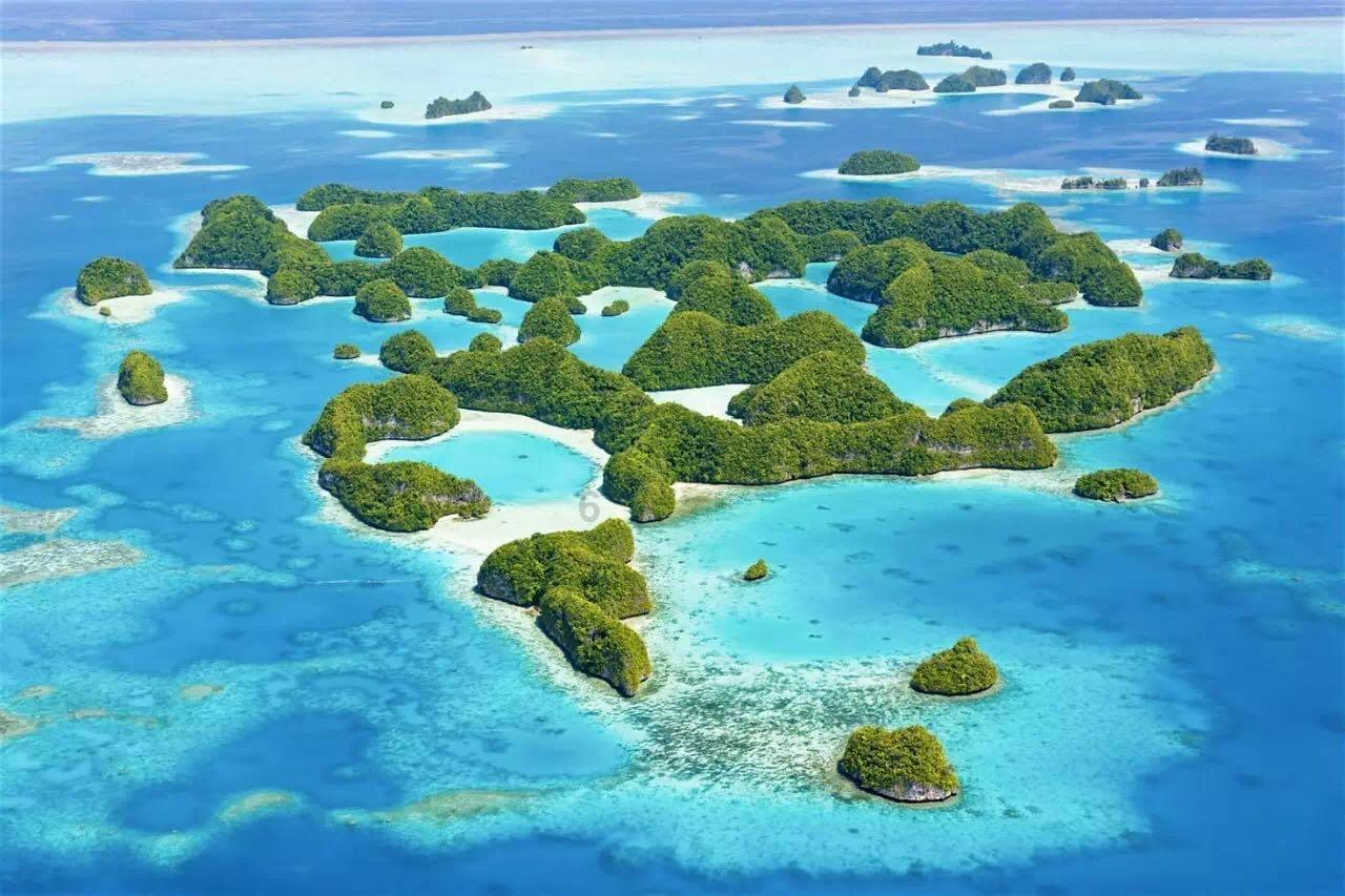 冷知识分享平台-同样是铁轨,为什么火车轨道下面要铺碎石,而高铁轨道却没有?巧妙揭秘